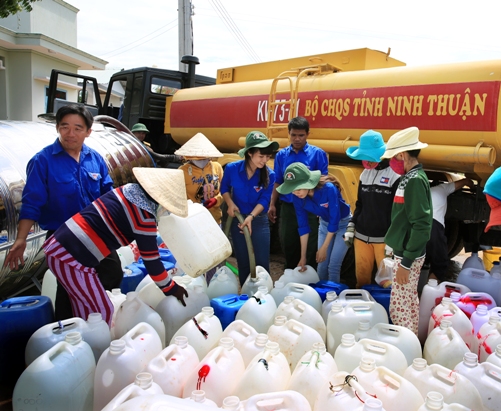 Đội thanh niên tình nguyện phục vụ nước sinh hoạt cho bà con nhân dân vùng hạn thôn Khánh Tân, xã Nhơn Hải, huyện Ninh Hải